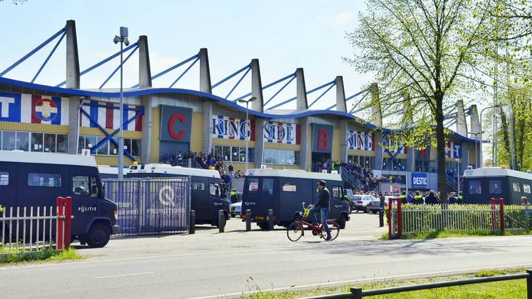 Twaalf arrestaties bij rellen na afloop van Willem II ...