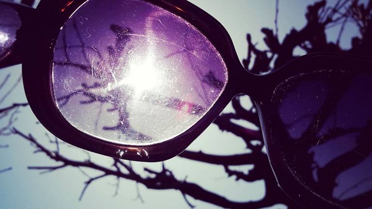 De zonnebril mag/moet weer op dit weekend.