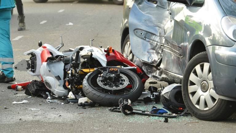 Motorrijder zwaargewond bij ongeluk op Moskesweg in Breda. Foto: Perry Roovers / SQ Vision