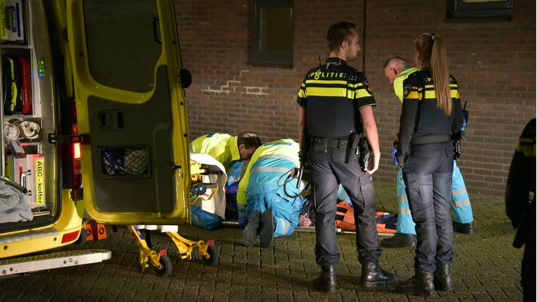 De man is met een ambulance naar een ziekenhuis ebracht. (Foto: Jules Vorselaars/JV Media).