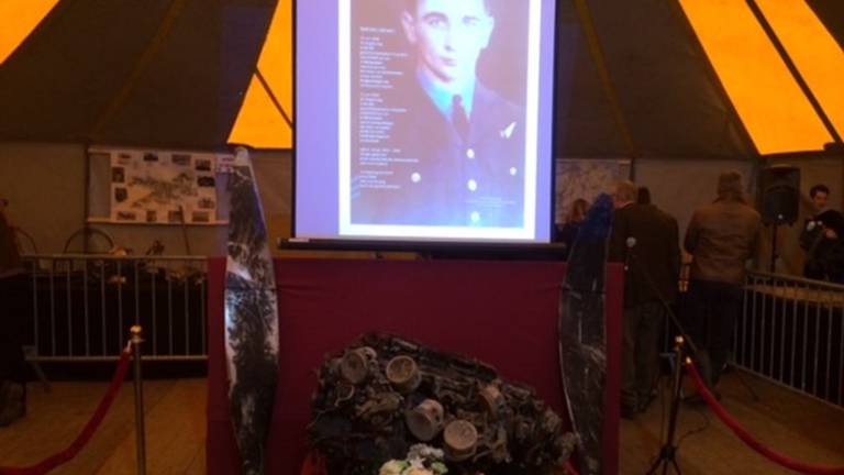 Foto van John Keogh in de tent tijdens de berging