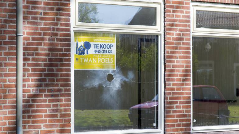 Er is onder meer een raam ingegooid. (Foto: SK-Media)