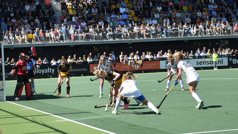 Vera Vorstenbosch maakte de 1-0. (Foto: Henk van Esch Fotografie)