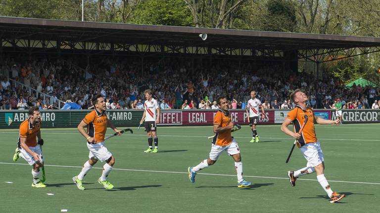 Jelle Galema (r.) viert zijn winnende treffer (VI-Images)