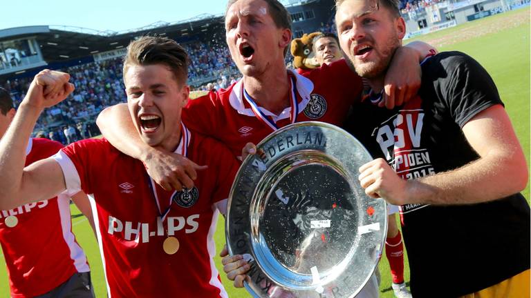 De schaal in handen van Danny van Ginkel, Luuk de Jong en Jeroen Zoet. Foto: Martijn de Bie