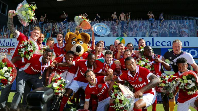 PSV viert feest met de fans in het uitvak. Foto: Martijn de Bie