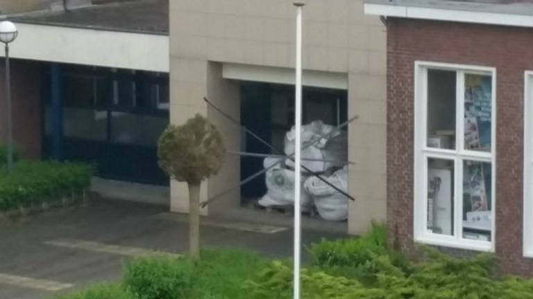 In Oosterhout besloot een leerling in het verleden om de deur te barricaderen met zandzakken. (Foto: Twitter)