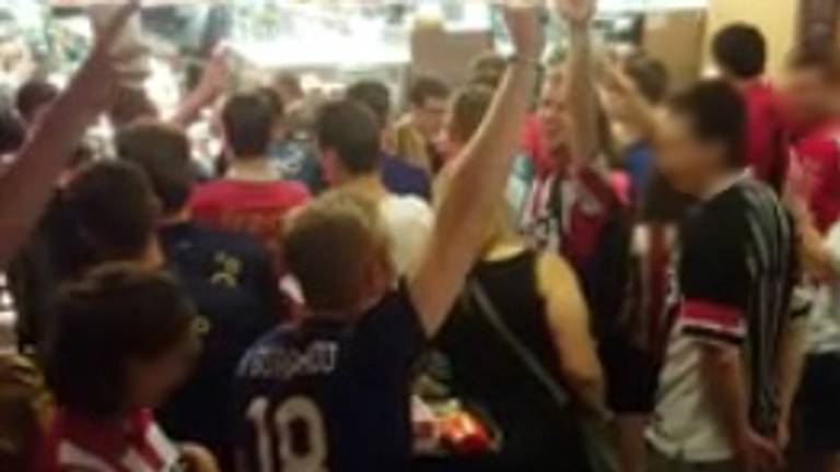Een aantal fans zingt een antisemitisch liedje in de McDonald's. Beeld uit filmpje
