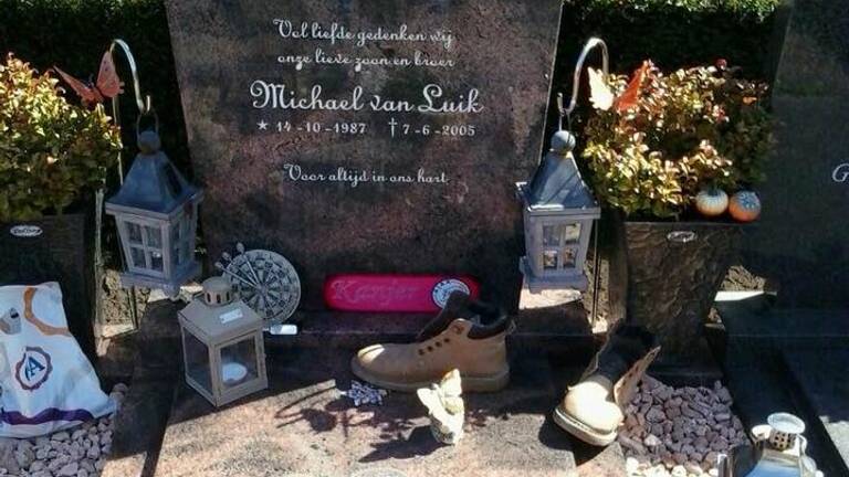 Het graf van Michael van Luik werd ondergeplast. Foto van de familie via Facebook