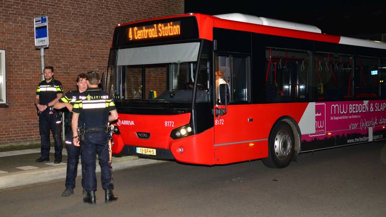 De bus werd in de Cornelis Florisstraat overvallen (foto: Mainstay Media Breda).