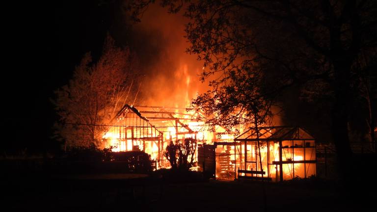 De schuur en de kas gingen in vlammen op (foto: AS Media).