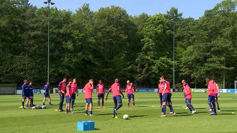 PSV trainde vandaag voor het eerst sinds de huldiging van afgelopen maandag