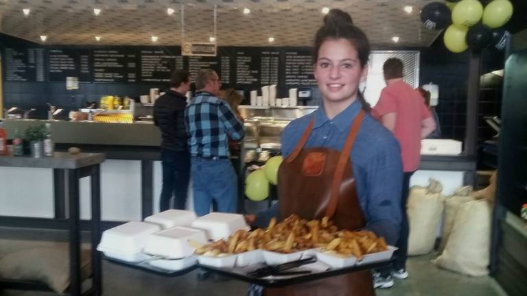 Het gaat hard met al die bakjes friet bij Pieperz in Veghel. Foto: Jos Verkuijlen