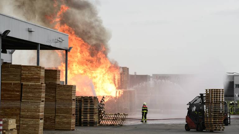 Verslaggeefster Karlijn Houterman over grote brand Moerdijk