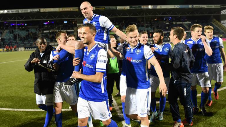 Anthony Lurling ging op de schouders van zijn teamgenoten van het veld af. (Foto: Henk van Esch).