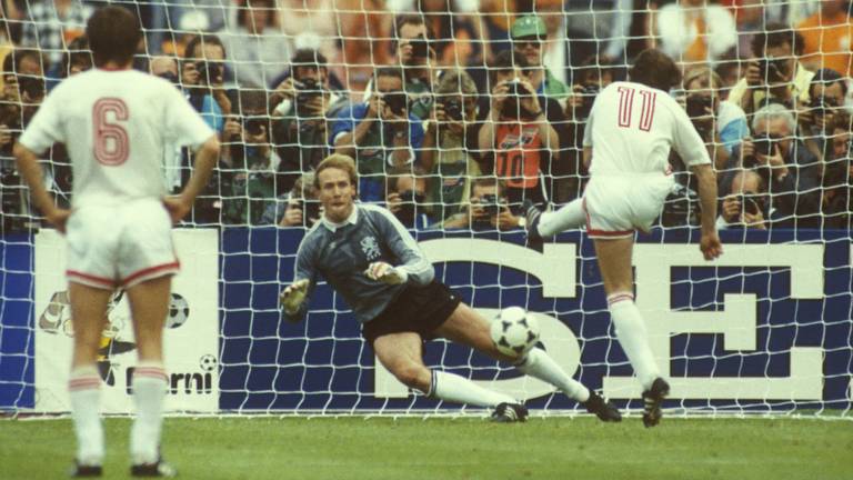 Van Breukelen stopt de strafschop van Igor Belanov in de finale van het EK '88. (Foto: ANP).