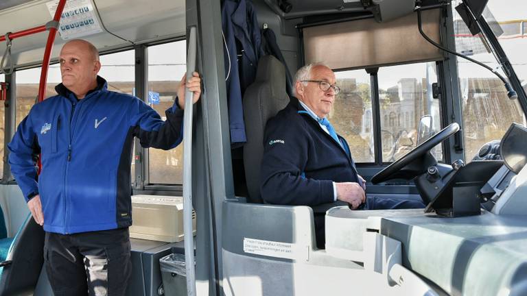 Beveiliging in Tilburgse bus. (foto: Toby de Kort / De Kort Media)