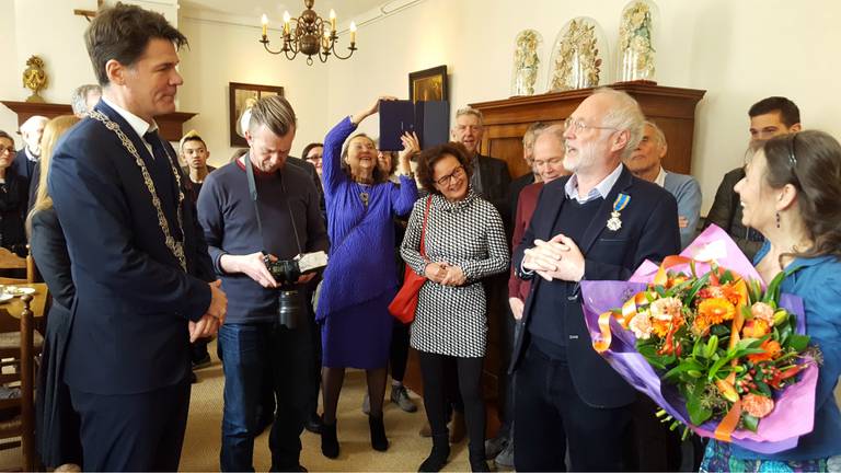 Een lintje voor Jan Marijnissen (foto: Mirjam Weening / gemeente Breda)