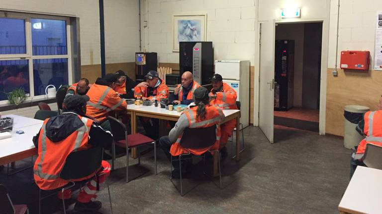 Schoonmakers drinken rustig een bakje koffie in de kantine 