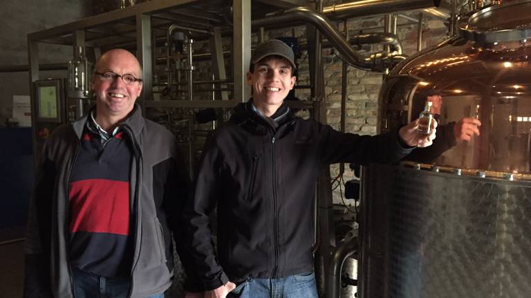 Theo en Leon van Welie met hun fruitlikeur