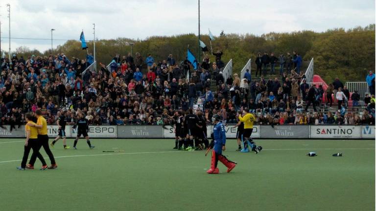 HGC juicht op het veld van OZ. (Foto: Nanko Boelman).