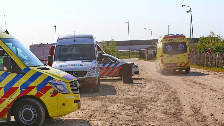 De ambulance vertrok met spoed naar het ziekenhuis (foto: SQvision)