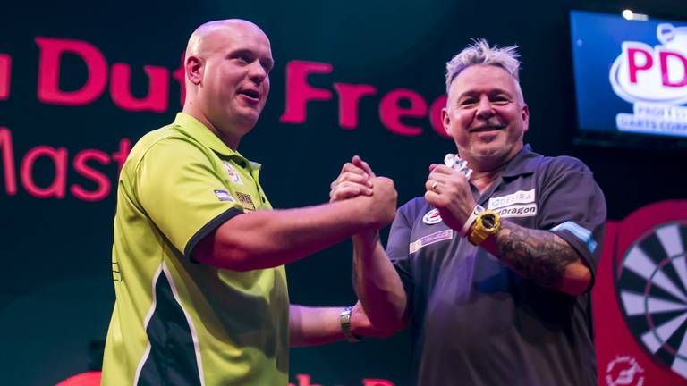 Peter Wright (rechts) feliciteert Michael van Gerwen met zijn zege. (Foto: Dubai Duty Free/PDC).