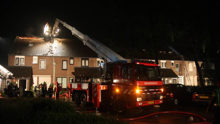 Dubbele blikseminslag in straat Deurne: brand in drie rijtjeshuizen