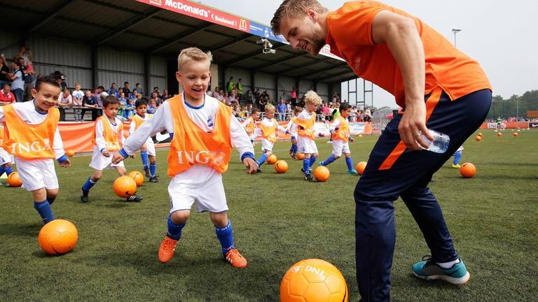 Oranjeselectie bezoekt voetballertjes