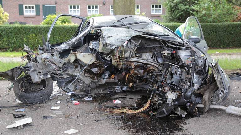 De auto is zwaar gehavend (Foto: Maickel Keijzers / Hendriks multimedia )