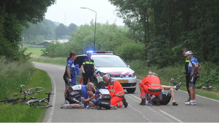 De wielrenner is met een ambulance naar een ziekenhuis gebracht. (Foto: Marco van den Broek/SQ Vision).