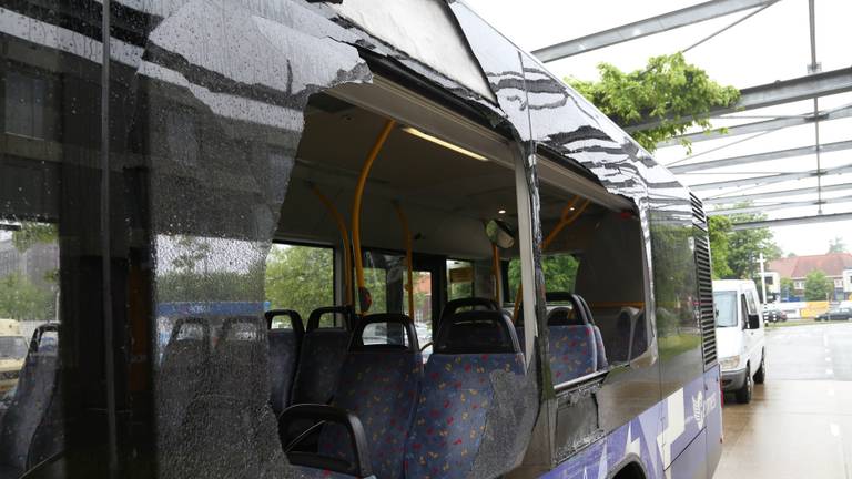 De schade aan de bus (foto: Gabor Heeres/SQ Vision).
