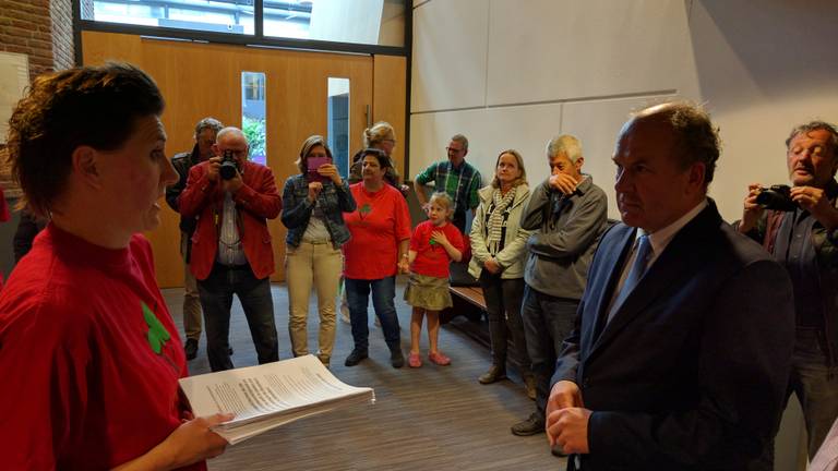 De wethouder gaat in gesprek met een speciale task force (foto: Ferenc Triki)