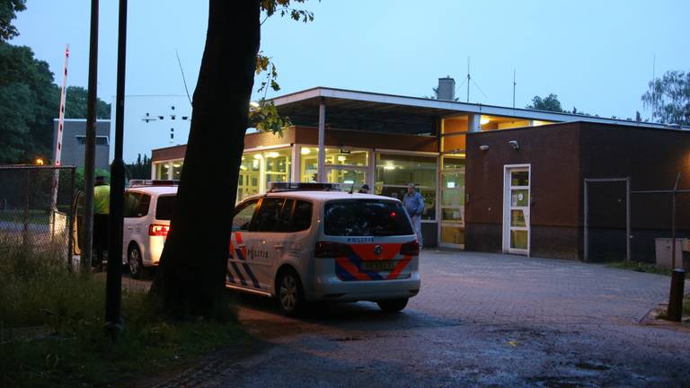 Politie bij azc Overloon (foto: AS Media)