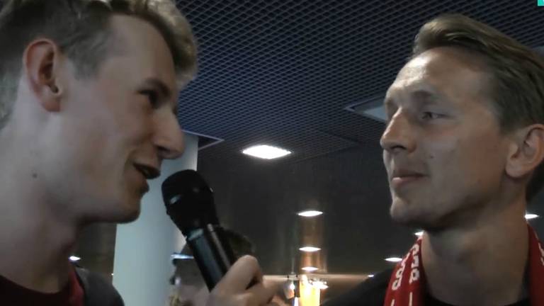 En zo sta je ineens oog in oog met Luuk de Jong (beeld: YouTube)