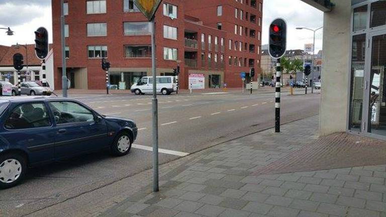 De plek waar het jongetje werd aangereden. (Foto: politie Helmond/Facebook)