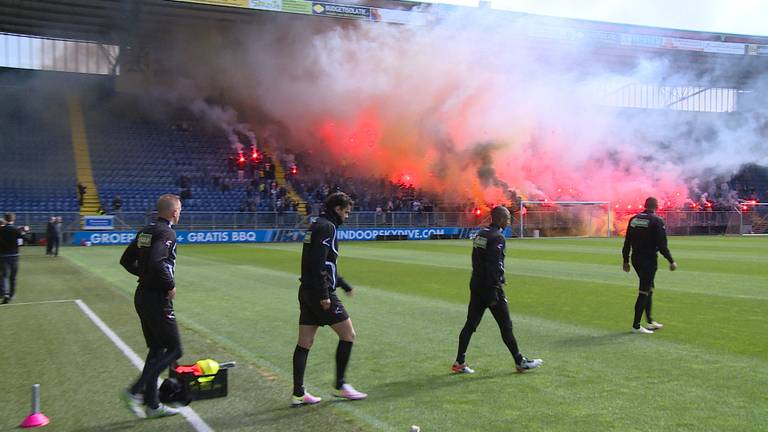 Fans steunen NAC bij laatste training.