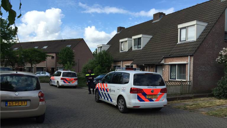 De politie arriveerde met meerdere auto's bij de Ooievaarshorst. (Foto: Marco Fotografie).