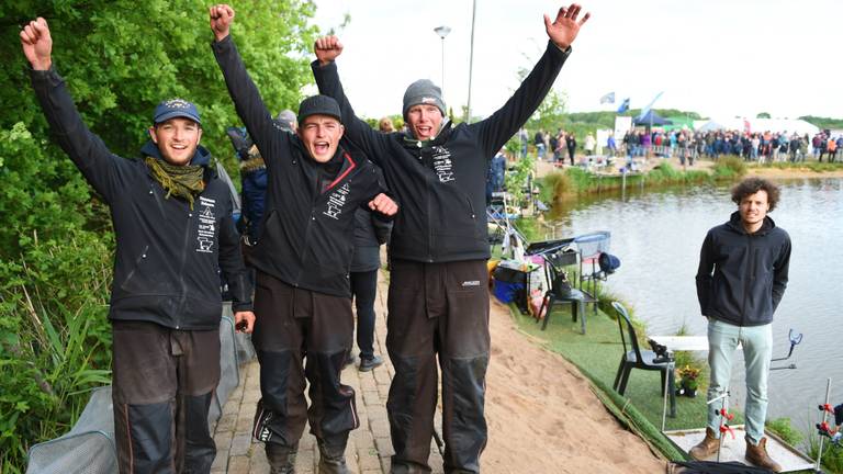 Karperteam uit Vinkel verbreekt record duurvissen; 'Het is topsport'