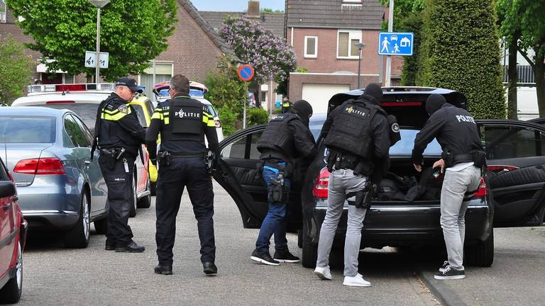 Het arrestatieteam is met meerdere wagens ter plaatse. (foto: Marvin Doreleijers/FPMB) 