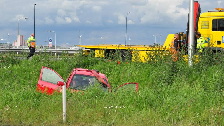 Auto in de berm (foto: Marvin Doreleijers / FPMB)