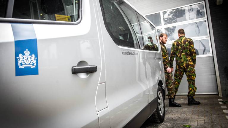 Huiszoeking bij bedrijf in Best (foto: Rob Engelaar / Infocus Media)