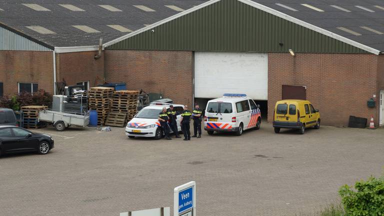 De politie deed rond het middaguur een inval in Veen (Foto: Anja van Beek/FPMB)