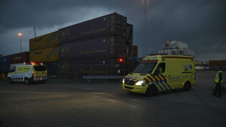 Bedrijfsongeval op een schip bij containeroverslag Moerdijk (foto: Marco Verhage).