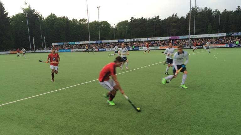 Heren 1 HC Tilburg promoveren na bloedstollende wedstrijd naar hoofdklasse 