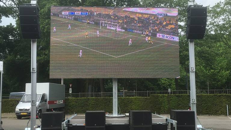 Het scherm bij het Willem II-stadion (foto: Twitter/WillemII).