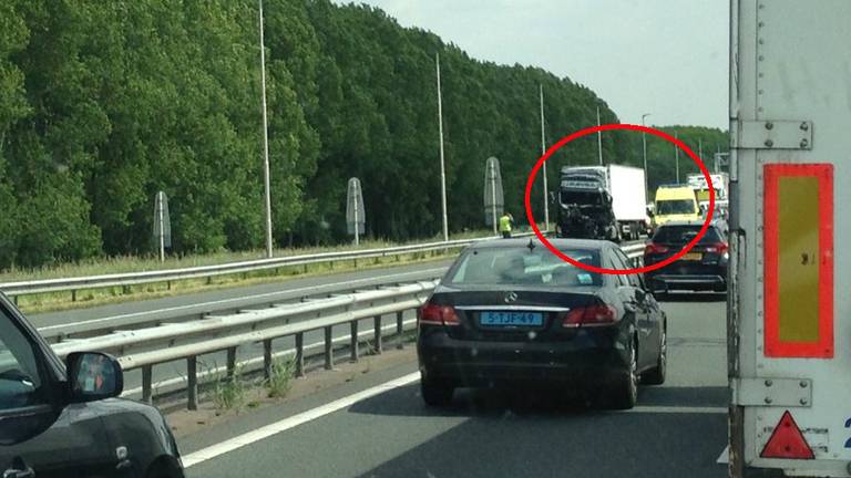 Ongeluk op de A27 (foto: @RT2205 / Twitter)