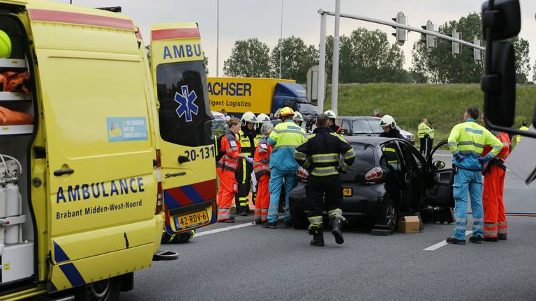 Vrouw gewond bij ongeluk A59 (foto: Marcel van Dorst / SQ Vision)
