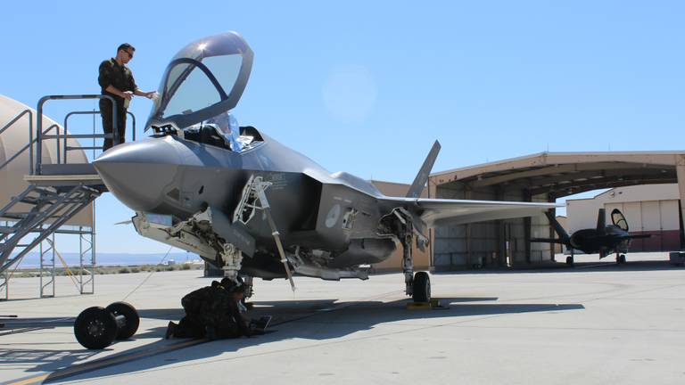 De eerste twee Nederlandse F-35's op Edwards Airbase in de Verenigde Staten. (foto: Raoul Cartens)