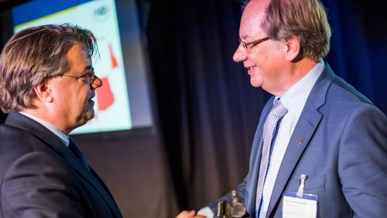 Jos van der Sande krijgt de onderscheiding uit handen van Wim van de Donk (foto: Provincie)